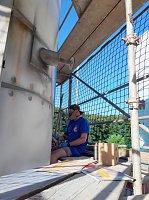 Bild: Projektteilnehner mit ihren Entw&uuml;rfen vor den einger&uuml;steten Silos