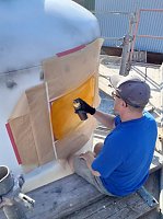 Bild: Projektteilnehner mit ihren Entw&uuml;rfen vor den einger&uuml;steten Silos