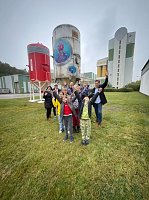 Bild: Projektteilnehner mit ihren Entw&uuml;rfen vor den einger&uuml;steten Silos