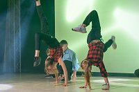 Bild: Volle Festhalle in Sundhausen beim Auftritt der jungen T&auml;nzerinnen und T&auml;nzer von More Esprit