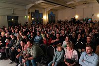 Bild: Volle Festhalle in Sundhausen beim Auftritt der jungen T&auml;nzerinnen und T&auml;nzer von More Esprit