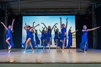 Bild: Volle Festhalle in Sundhausen beim Auftritt der jungen T&auml;nzerinnen und T&auml;nzer von More Esprit