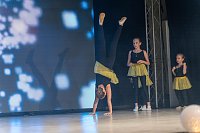 Bild: Volle Festhalle in Sundhausen beim Auftritt der jungen T&auml;nzerinnen und T&auml;nzer von More Esprit