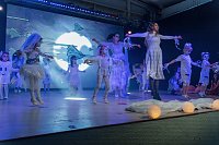 Bild: Volle Festhalle in Sundhausen beim Auftritt der jungen T&auml;nzerinnen und T&auml;nzer von More Esprit