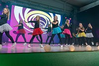 Bild: Volle Festhalle in Sundhausen beim Auftritt der jungen T&auml;nzerinnen und T&auml;nzer von More Esprit