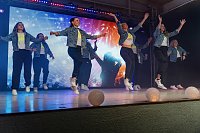 Bild: Volle Festhalle in Sundhausen beim Auftritt der jungen T&auml;nzerinnen und T&auml;nzer von More Esprit