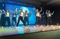Bild: Volle Festhalle in Sundhausen beim Auftritt der jungen T&auml;nzerinnen und T&auml;nzer von More Esprit