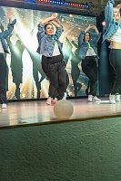 Bild: Volle Festhalle in Sundhausen beim Auftritt der jungen T&auml;nzerinnen und T&auml;nzer von More Esprit