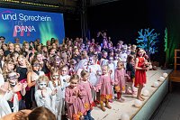 Bild: Volle Festhalle in Sundhausen beim Auftritt der jungen T&auml;nzerinnen und T&auml;nzer von More Esprit