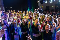 Bild: Volle Festhalle in Sundhausen beim Auftritt der jungen T&auml;nzerinnen und T&auml;nzer von More Esprit