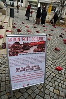 Aktion "Rote Schuhe" vor dem Nordhäuser Rathaus Bild: Aktion "Rote Schuhe" vor dem Nordhäuser Rathaus