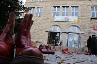 Aktion "Rote Schuhe" vor dem Nordhäuser Rathaus Bild: Aktion "Rote Schuhe" vor dem Nordhäuser Rathaus