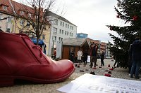 Aktion "Rote Schuhe" vor dem Nordhäuser Rathaus Bild: Aktion "Rote Schuhe" vor dem Nordhäuser Rathaus