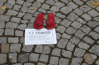 Aktion "Rote Schuhe" vor dem Nordhäuser Rathaus Bild: Aktion "Rote Schuhe" vor dem Nordhäuser Rathaus