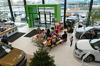 Bild: Weihnachtsbau in der Skoda-Autowelt geschm&uuml;ckt