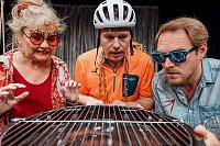 Die "Stubenhocker", die "Herkuleskeule" und das musikalische Theater-Trio sorgen für Unterhaltung auf dem Hof der Traditionsbrennerei Bild: Die "Stubenhocker", die "Herkuleskeule" und das musikalische Theater-Trio sorgen für Unterhaltung auf dem Hof der Traditionsbrennerei
