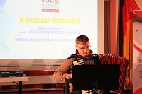Bild: Konrad Wiegleb am Akkordeon