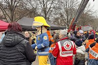 Bild: &Uuml;bergabe des Friedenslichts aus Bethlehem an die Kreisjugendfeuerwehren.