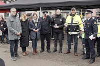 Bild: &Uuml;bergabe des Friedenslichts aus Bethlehem an die Kreisjugendfeuerwehren.