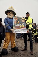 Bild: &Uuml;bergabe des Friedenslichts aus Bethlehem an die Kreisjugendfeuerwehren.