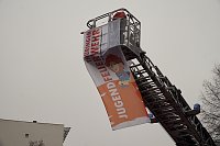 Bild: &Uuml;bergabe des Friedenslichts aus Bethlehem an die Kreisjugendfeuerwehren.
