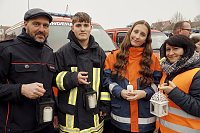 Bild: &Uuml;bergabe des Friedenslichts aus Bethlehem an die Kreisjugendfeuerwehren.