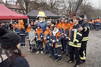 Bild: &Uuml;bergabe des Friedenslichts aus Bethlehem an die Kreisjugendfeuerwehren.
