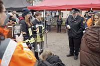 Bild: &Uuml;bergabe des Friedenslichts aus Bethlehem an die Kreisjugendfeuerwehren.