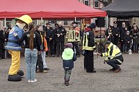 Bild: &Uuml;bergabe des Friedenslichts aus Bethlehem an die Kreisjugendfeuerwehren.