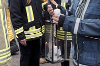 Bild: &Uuml;bergabe des Friedenslichts aus Bethlehem an die Kreisjugendfeuerwehren.