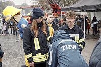 Bild: &Uuml;bergabe des Friedenslichts aus Bethlehem an die Kreisjugendfeuerwehren.