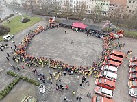 Bild: &Uuml;bergabe des Friedenslichts aus Bethlehem an die Kreisjugendfeuerwehren.