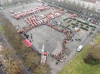 Bild: &Uuml;bergabe des Friedenslichts aus Bethlehem an die Kreisjugendfeuerwehren.