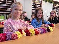 Bild: Die Drittkl&auml;ssler aus Nordhausen schm&uuml;cken das Denkmal vor ihrer Schule � als Zeichen zum Internationalen Frauentag.
