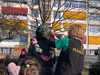 Bild: Die Drittkl&auml;ssler aus Nordhausen schm&uuml;cken das Denkmal vor ihrer Schule � als Zeichen zum Internationalen Frauentag.