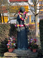 Bild: Die Drittkl&auml;ssler aus Nordhausen schm&uuml;cken das Denkmal vor ihrer Schule � als Zeichen zum Internationalen Frauentag.
