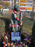 Bild: Die Drittkl&auml;ssler aus Nordhausen schm&uuml;cken das Denkmal vor ihrer Schule � als Zeichen zum Internationalen Frauentag.