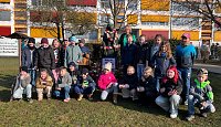 Bild: Die Drittkl&auml;ssler aus Nordhausen schm&uuml;cken das Denkmal vor ihrer Schule � als Zeichen zum Internationalen Frauentag.