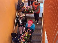 Bild: Die Drittkl&auml;ssler aus Nordhausen schm&uuml;cken das Denkmal vor ihrer Schule � als Zeichen zum Internationalen Frauentag.