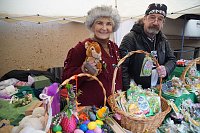 Bild: Hannelore M&uuml;ller verkaufte s&uuml;&szlig;e Osternaschereien. 