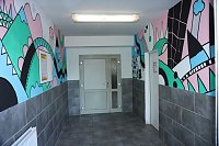 Blick auf das fertige Wandbild im Hauseinfgang. Bild: Blick auf das fertige Wandbild im Hauseinfgang.