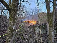 Die Hütte stand beim Eintreffen der Wehren in Vollbrand. Bild: Die Hütte stand beim Eintreffen der Wehren in Vollbrand.