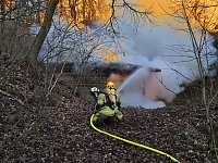 Die Hütte stand beim Eintreffen der Wehren in Vollbrand. Bild: Die Hütte stand beim Eintreffen der Wehren in Vollbrand.