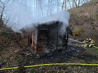 Die Hütte stand beim Eintreffen der Wehren in Vollbrand. Bild: Die Hütte stand beim Eintreffen der Wehren in Vollbrand.