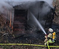 Die Hütte stand beim Eintreffen der Wehren in Vollbrand. Bild: Die Hütte stand beim Eintreffen der Wehren in Vollbrand.