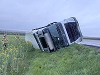 Bild: Der umgekippte LKW blockierte die B4. 