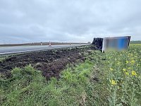 Bild: Der umgekippte LKW blockierte die B4. 