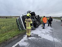Bild: Der umgekippte LKW blockierte die B4. 