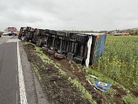 Bild: Der umgekippte LKW blockierte die B4. 