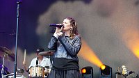 Bild: Die Band Juli spielte am Samstagabend vor mehreren Tausenden Menschen auf der Nordh&auml;user Petersberg.